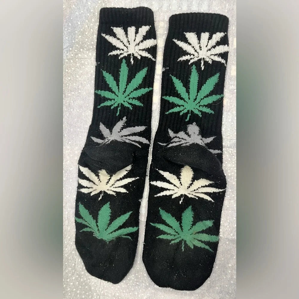 HUF Plantlife Crew Socks Weed Leaf Pattern Black Green Cotton Comfy Cozy Winter